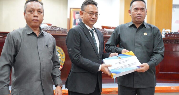 Wali Kota Pontianak, Edi Rusdi Kamtono menyerahkan Raperda Kota Pontianak tentang perubahan APBD Tahun 2023. (Foto: Indri)