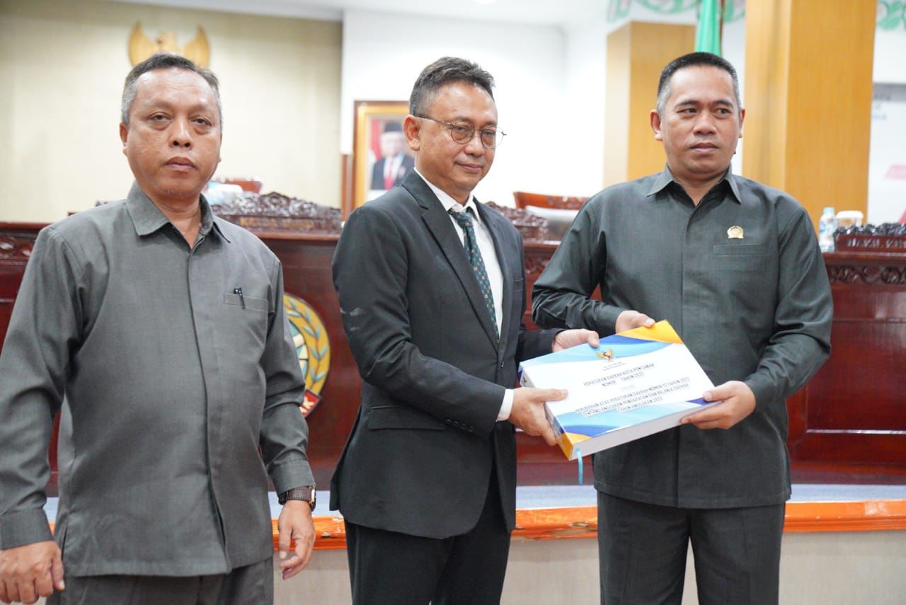 Wali Kota Pontianak, Edi Rusdi Kamtono menyerahkan Raperda Kota Pontianak tentang perubahan APBD Tahun 2023. (Foto: Indri)