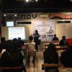 Sukarelawan Pandawa Ganjar memberikan pembekalan dan pemahaman tentang bahaya karhutla kepada para pemuda dan milenial di Kota Pontianak. (Foto: Jauhari)