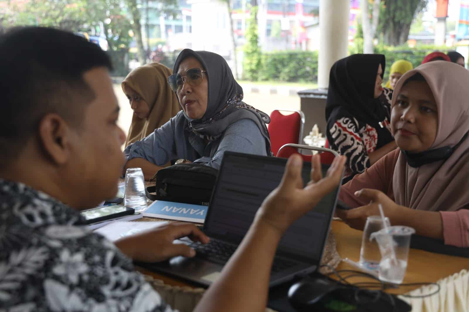 Relawan TIK Kota Pontianak membantu para pelaku UMKM mendaftarkan legalitas usahanya. (Foto: Indri)