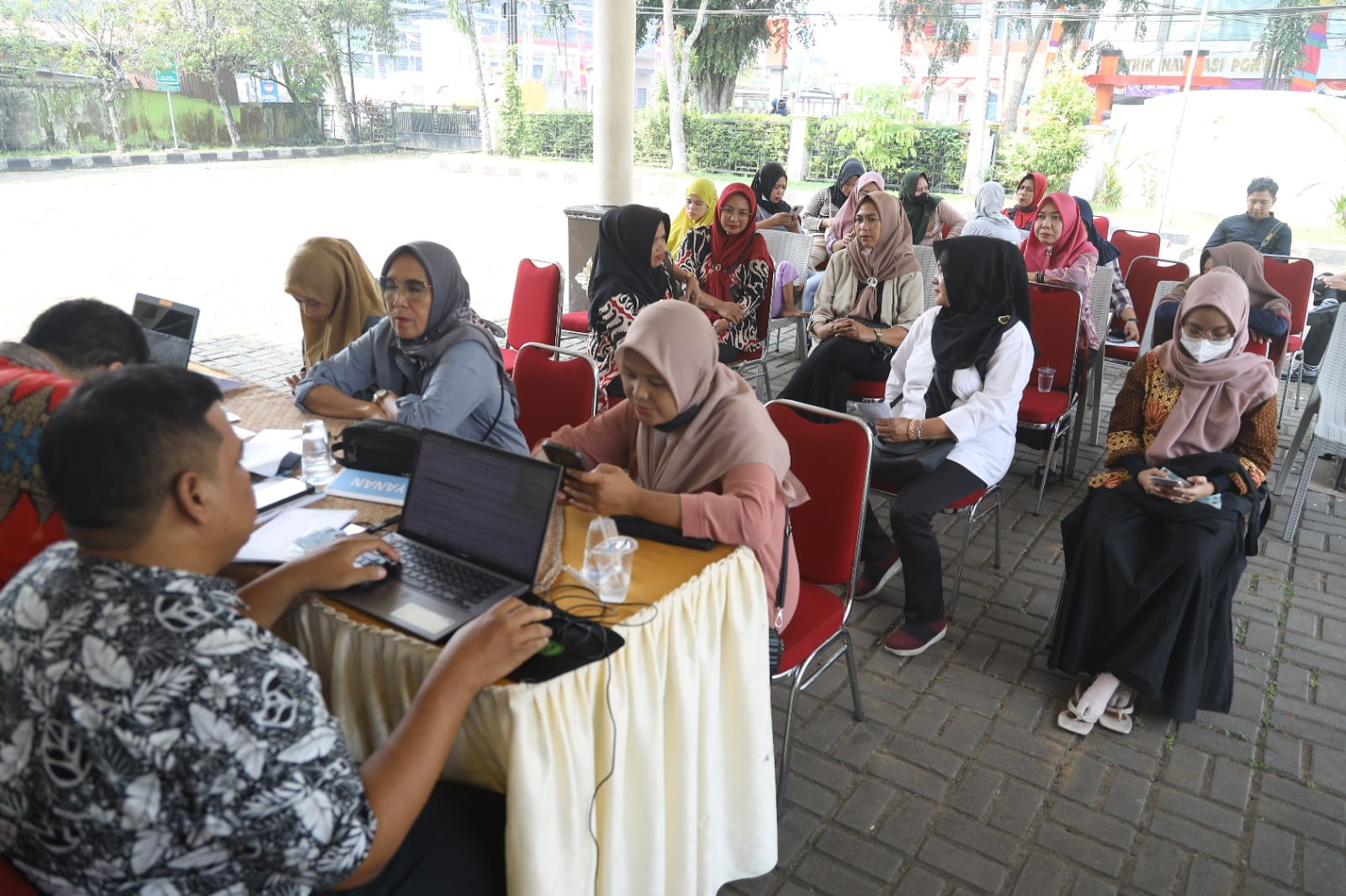 Para pelaku UMKM mendaftarkan legalitas usahanya dengan dibantu oleh Relawan TIK Kota Pontianak. (Foto: Indri)