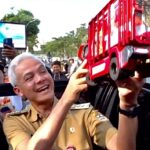 Gubernur Jawa Tengah, Ganjar Pranowo memegang miniatur truk yang diberikan oleh komunitas sopir truk. (Foto: Instagram @ganjar_pranowo)
