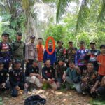Tim Gabungan berhasil menemukan warga Desa Riam Piyang (foto dilingkaran merah) yang sempat hilang tersesat di hutan. (Foto: Ishaq/KalbarOnline.com)