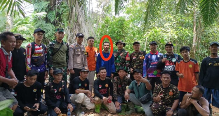 Tim Gabungan berhasil menemukan warga Desa Riam Piyang (foto dilingkaran merah) yang sempat hilang tersesat di hutan. (Foto: Ishaq/KalbarOnline.com)