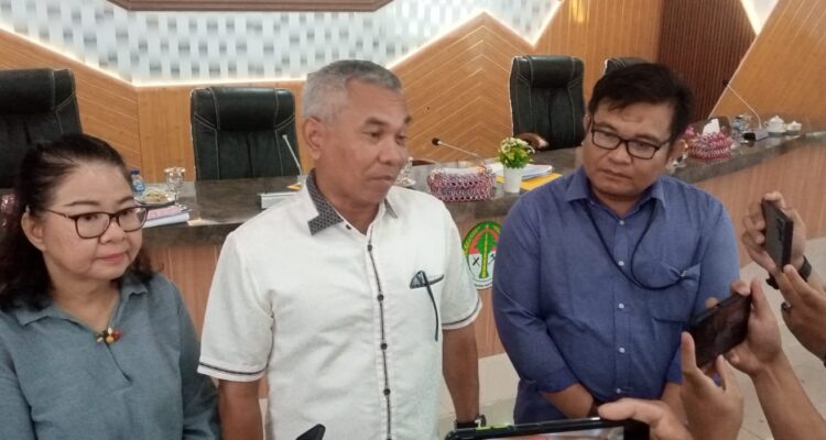 Bupati Ketapang, Martin Rantan didampingi Direktur RSUD dr Agoesdjam Ketapang, Feria Kowira saat diwawancara wartawan. (Foto: Adi LC)