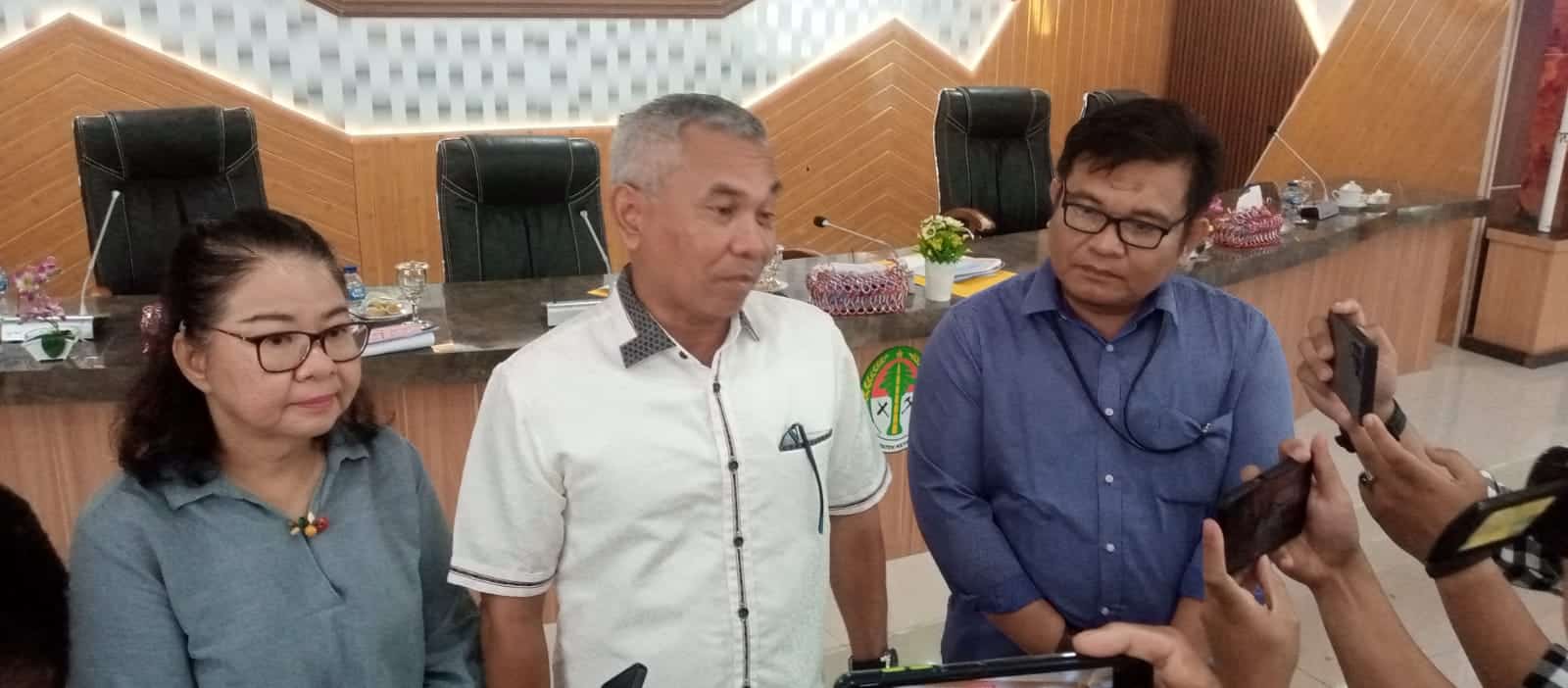 Bupati Ketapang, Martin Rantan didampingi Direktur RSUD dr Agoesdjam Ketapang, Feria Kowira saat diwawancara wartawan. (Foto: Adi LC)