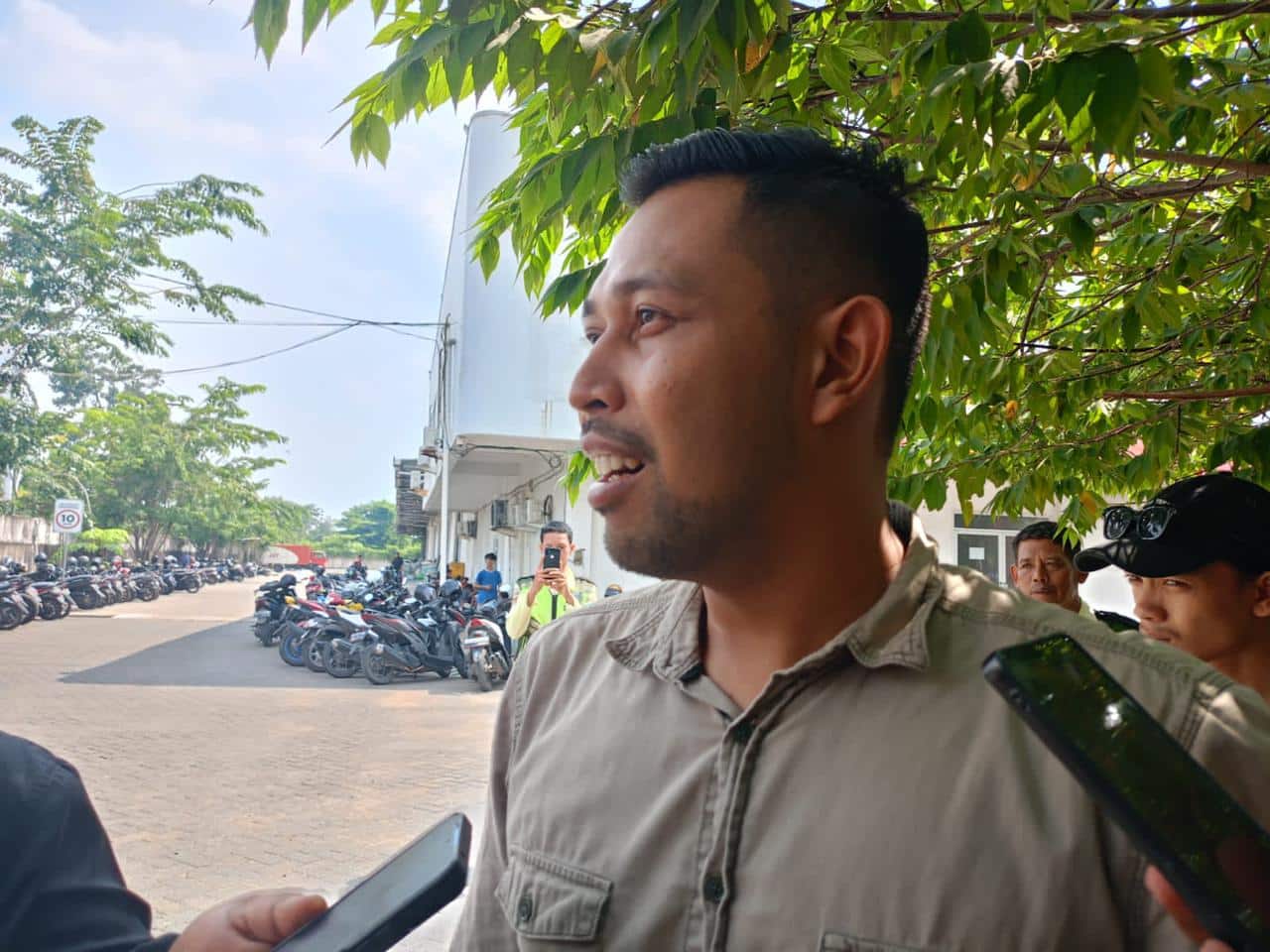 Direktur CV Aksi Borneo Express, Juni Cahaya Saputra saat diwawancara oleh awak media, Selasa (05/09/2023). (Foto: Indri) CV Aksi Borneo Ekspress