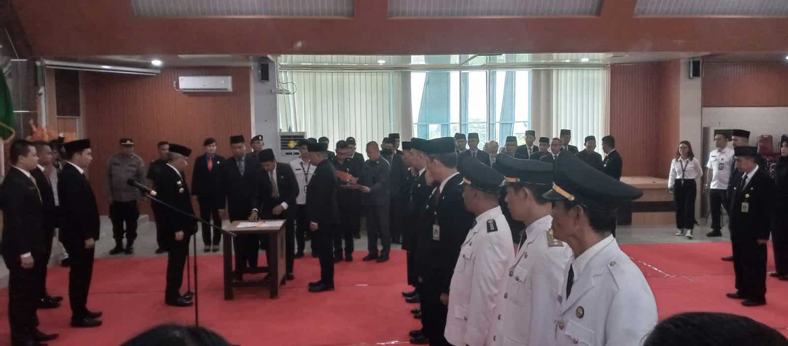 Bupati Ketapang, Martin Rantan merotasi sejumlah pejabat di Pemerintah Kabupaten Ketapang. (Foto: Adi LC)
