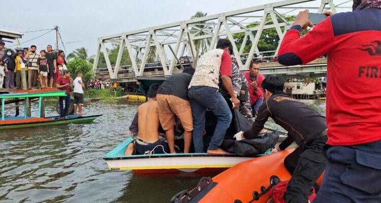 Tim SAR Gabungan saat melakukan evakuasi jenazah korban tenggelam di jembatan Pawan 1 Ketapang. (Foto: Adi LC)