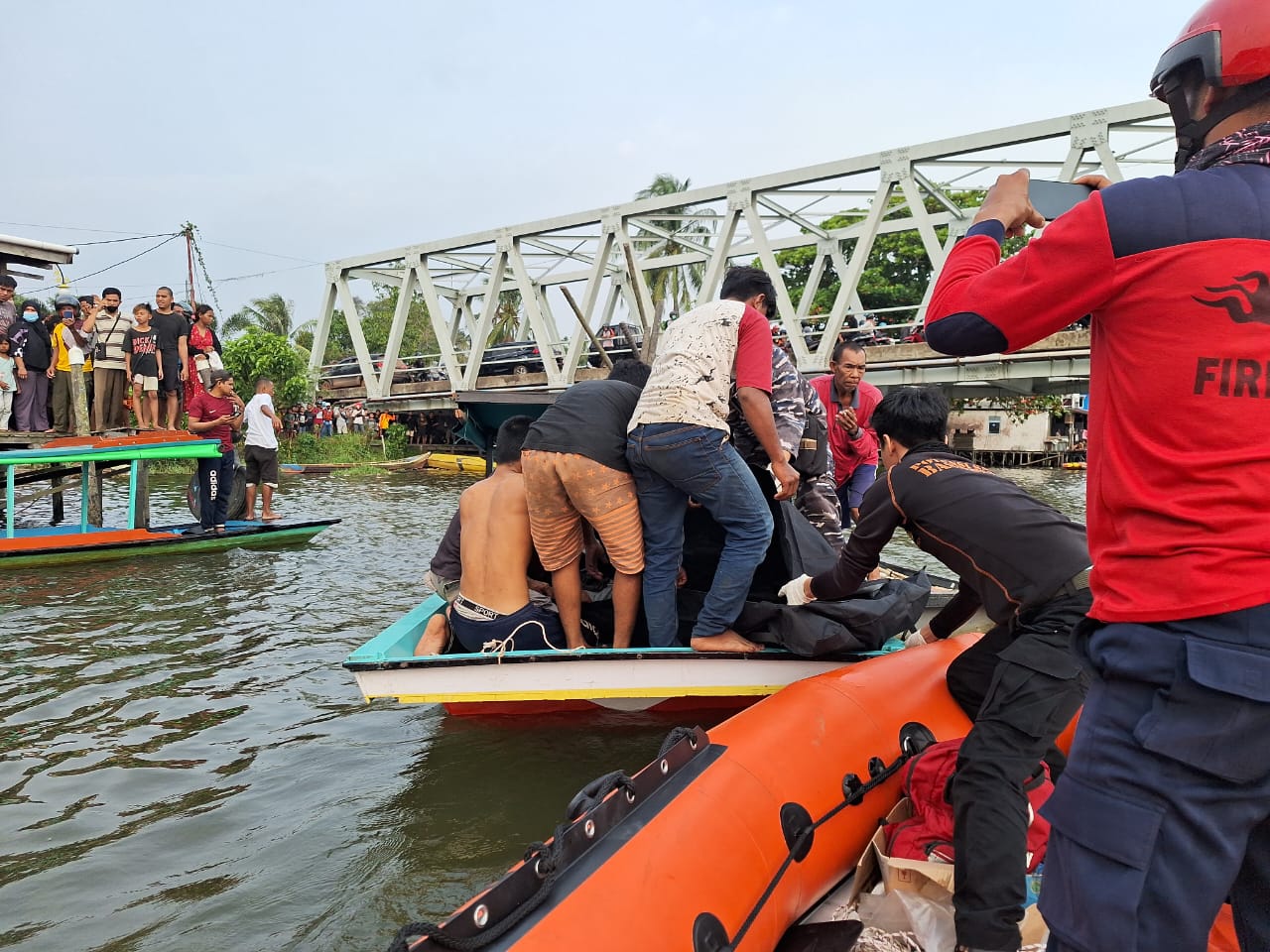 Tim SAR Gabungan saat melakukan evakuasi jenazah korban tenggelam di jembatan Pawan 1 Ketapang. (Foto: Adi LC)