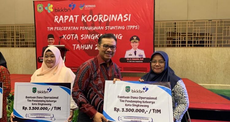 Kepala BKKBN RI, Hasto Wardoyo menyerahkan secara simbolis bantuan dana operasional kepada Tim Pendamping Keluarga untuk penanganan stunting. (Foto: Indri)