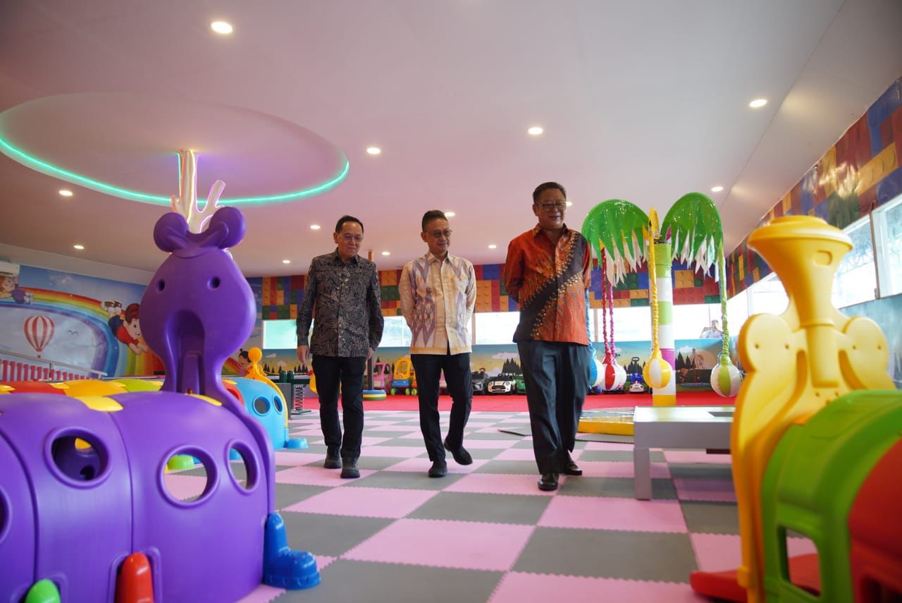Wali Kota Pontianak, Edi Rusdi Kamtono melihat beberapa wahana bermain yang ada di Wisata Kuliner dan Taman Bermain Pal Lima. (Foto: Indri)