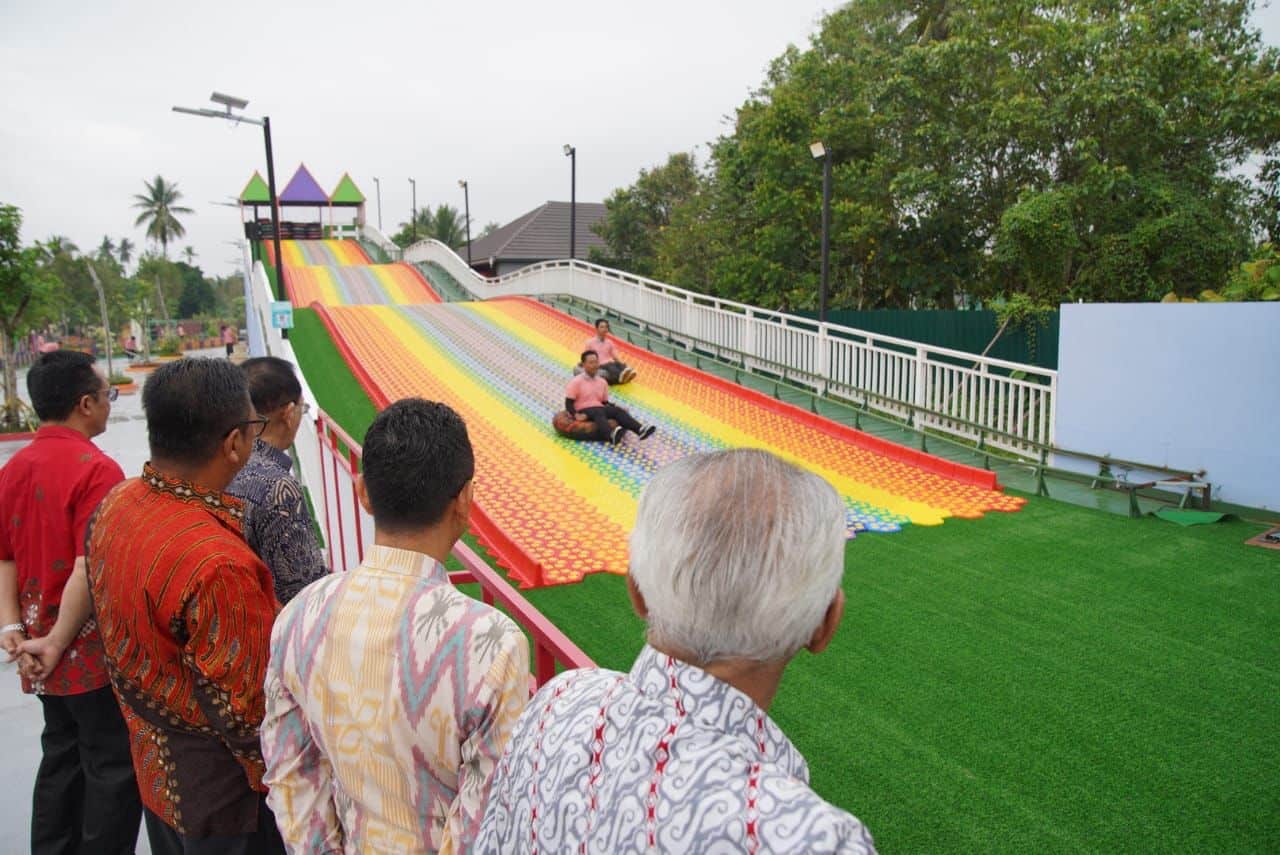Wali Kota Pontianak, Edi Rusdi Kamtono melihat beberapa wahana bermain yang ada di Wisata Kuliner dan Taman Bermain Pal Lima. (Foto: Indri)