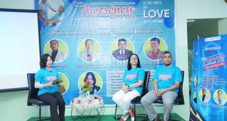 Talkshow Kopi Pancong (Komunikasi Pintar, Pas, Cocok dan Terpercaya) bersama dengan narasumber dari Perhimpunan Dokter Spesialis Neurologi Indonesia (Perdosni) Kalimantan Barat pada Bulan Peduli Nyeri di RSUD SSMA Pontianak. (Foto: Humas RSUD SSMA)