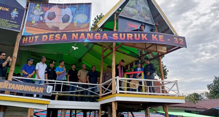 Wakil Bupati Kapuas Hulu, Wahyudi Hidayat membuka Open Turnamen HUT Desa Nanga Suruk ke-32. (Foto: Ishaq)