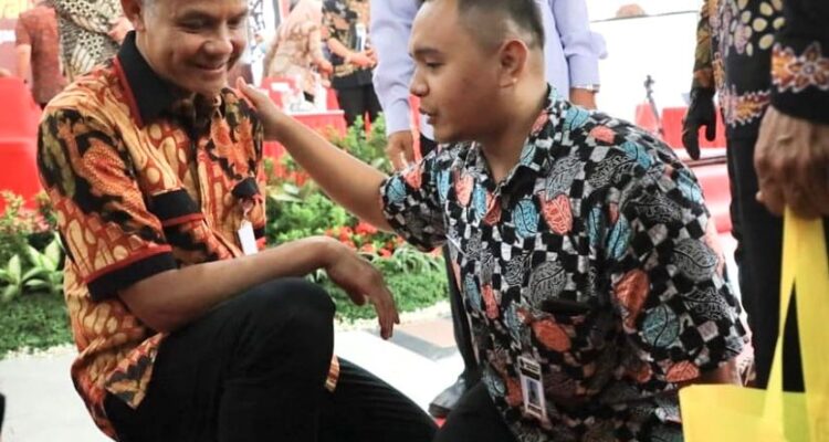 Ganjar Pranowo (kiri) sedang berbincang dengan salah satu guru difabel di Jawa Tengah. (Foto: Instagram @ganjar_pranowo)