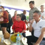 Wali Kota Pontianak,  Edi Rusdi Kamtono menikmati durian jemongko. (Foto: Prokopim Pontianak)