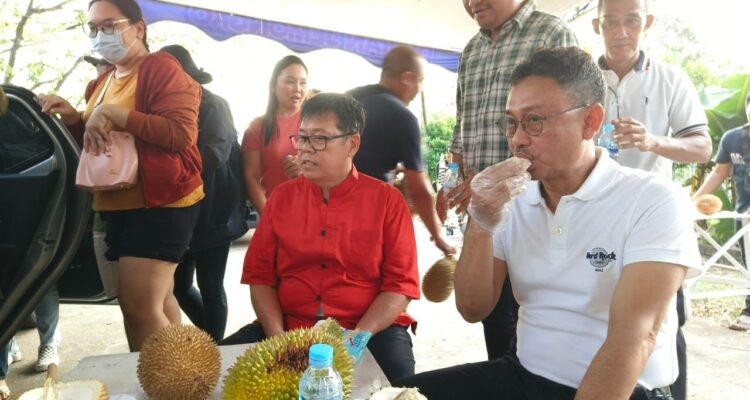 Wali Kota Pontianak,  Edi Rusdi Kamtono menikmati durian jemongko. (Foto: Prokopim Pontianak)