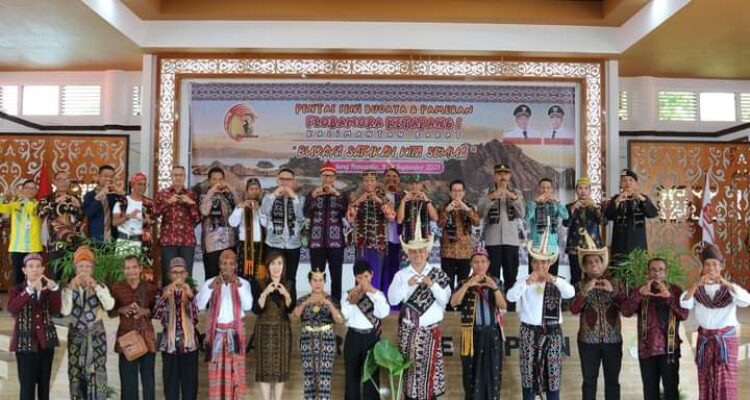 Wabup Ketapang, Farhan foto bersama usai membuka Pentas Seni Budaya Flobamora Ketapang. (Foto: Adi LC)