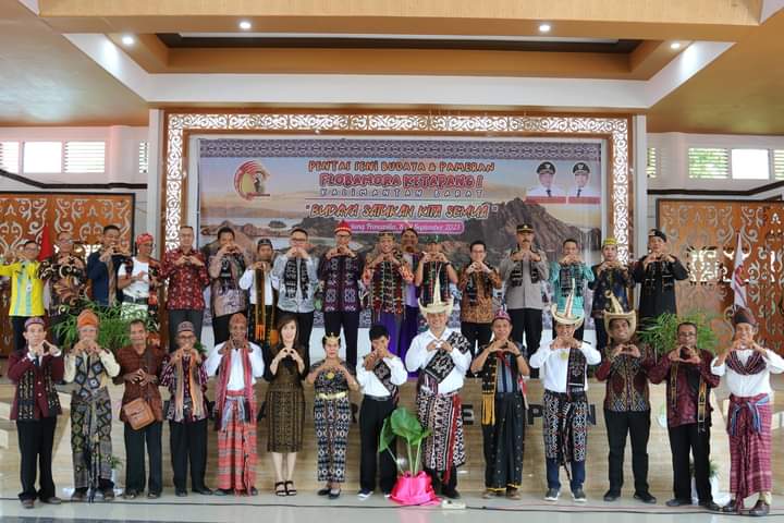 Wabup Ketapang, Farhan foto bersama usai membuka Pentas Seni Budaya Flobamora Ketapang. (Foto: Adi LC)