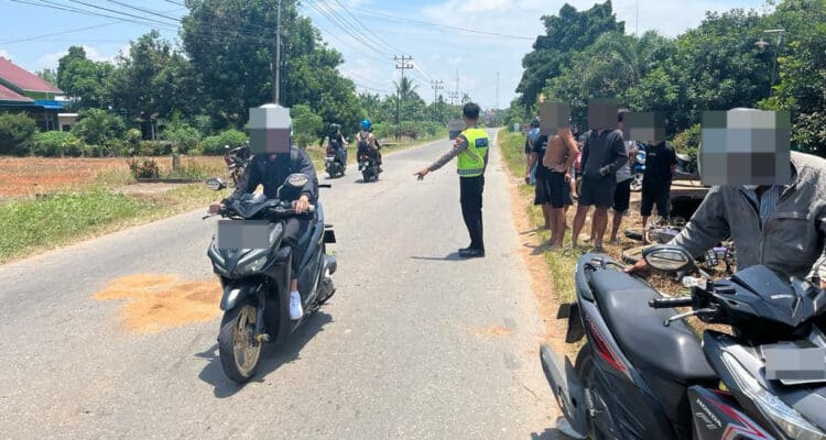 Polisi melakukan pengamanan jalur pasca insiden kecelakaan (laka) maut di Jalan Raya Trans Kalimantan Km 16. (Foto: Polres Kubu Raya)