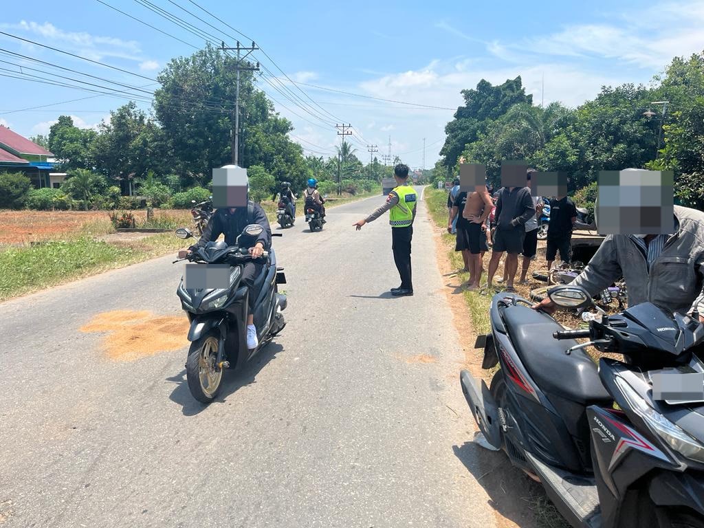 Polisi melakukan pengamanan jalur pasca insiden kecelakaan (laka) maut di Jalan Raya Trans Kalimantan Km 16. (Foto: Polres Kubu Raya)