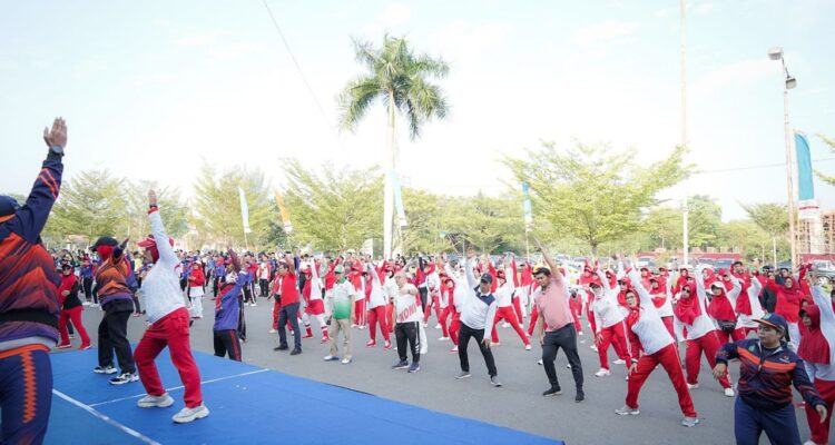 Senam bersama pada peringatan Hari Olahraga Nasional (Haornas) di halaman SSA Pontianak, Sabtu (09/09/2023). (Foto: Ang)