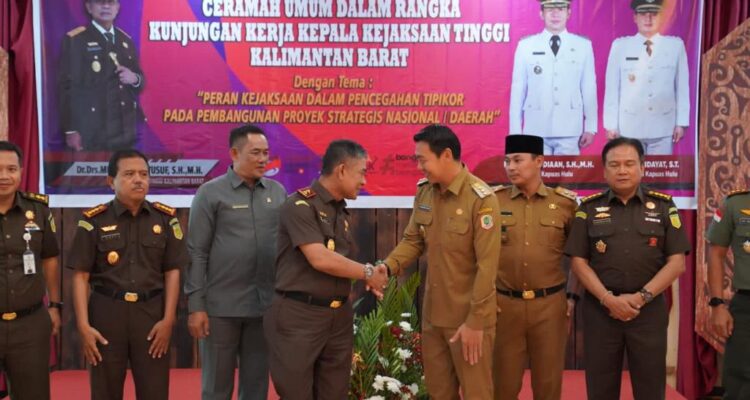 Kajati Kalimantan Barat, Muhammad Yusuf menghadiri acara ramah tamah dan silaturahmi dengan jajaran Pemkab Kapuas Hulu. (Foto: Ishaq/KalbarOnline.com)