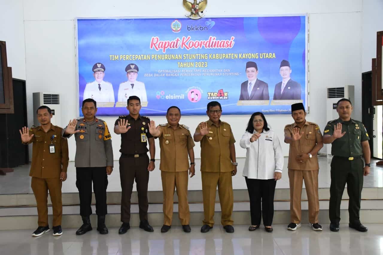 Foto bersama seusai Rapat Koordinasi Tim Percepatan Penurunan Stunting (TPPS), di Aula Istana Rakyat, Kecamatan Sukadana, Senin (11/09/2023). (Foto: Istimewa/Prokopim)