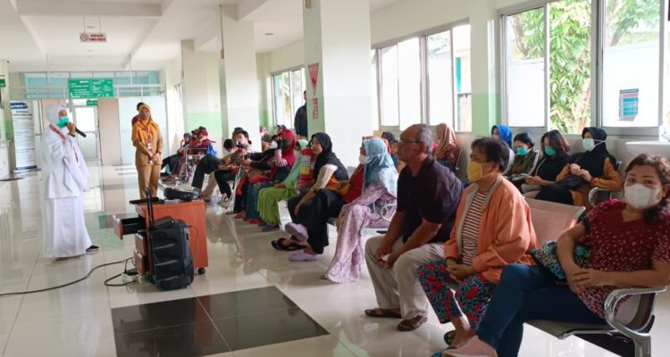 Penyuluhan penyakit Infeksi Saluran Pernapasan Akut (ISPA) kepada pasien di RSUD Sultan Syarif Mohamad Alkadrie Kota Pontianak. (Foto: Humas/RSUD-SSMA)