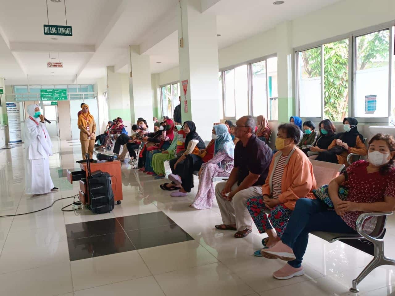 Penyuluhan penyakit Infeksi Saluran Pernapasan Akut (ISPA) kepada pasien di RSUD Sultan Syarif Mohamad Alkadrie Kota Pontianak. (Foto: Humas/RSUD-SSMA)
