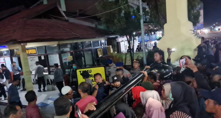 Massa yang berasal dari Desa Pesaguan Kanan, Kecamatan Matan Hilir Selatan berorasi di depan pagar Mapolres Ketapang meminta pelaku penyegelan kantor desa dibebaskan. (Foto: Adi LC)