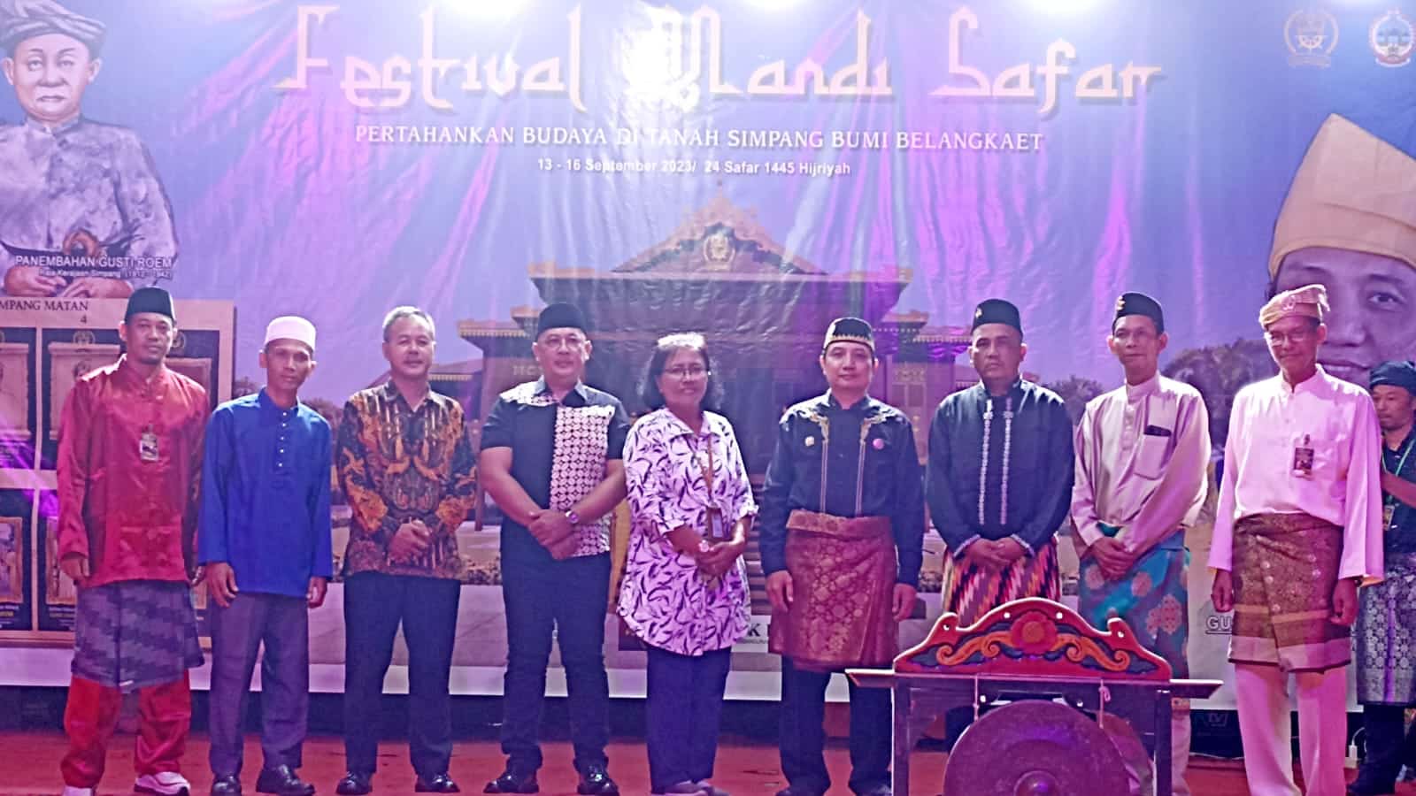 Foto bersama dalam acara Festival Mandi Safar, di Desa Teluk Melano, Kecamatan Simpang Hilir, Kabupaten Kayong Utara, Senin (11/09/2023). (Foto: Dokumen/Istimewa)