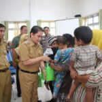 Wakil Wali Kota Pontianak, Bahasan menyerahkan paket bantuan untuk penanganan stunting di usia balita. (Foto: Prokopim Pontianak)