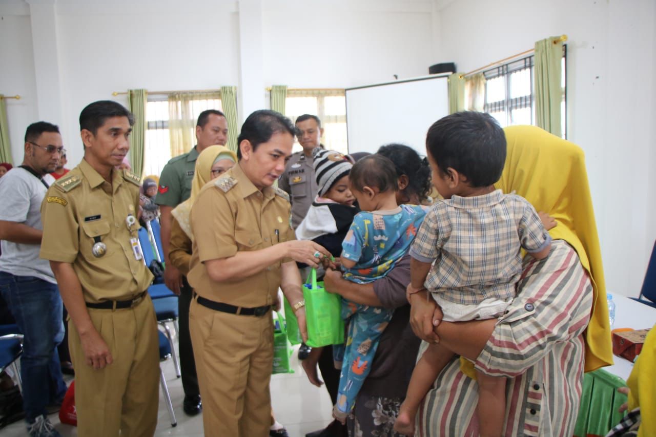 Wakil Wali Kota Pontianak, Bahasan menyerahkan paket bantuan untuk penanganan stunting di usia balita. (Foto: Prokopim Pontianak)
