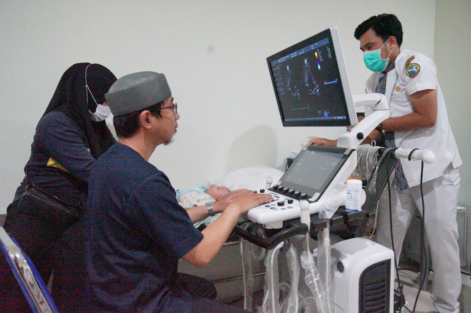 Dokter Spesialis Penyakit Jantung dan Pembuluh Darah RSUD Sultan Syarif Mohamad Alkadrie, Aditya Pradhana melakukan pemeriksaan pada pasien penyakit jantung di Poli Jantung RSUD SSMA. (Foto: Humas/RSUD-SSMA)