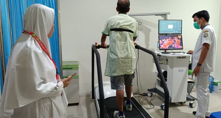 Dokter Spesialis Penyakit Jantung dan Pembuluh Darah RSUD Sultan Syarif Mohamad Alkadrie, Aditya Pradhana melakukan pemeriksaan pada pasien penyakit jantung di Poli Jantung RSUD SSMA. (Foto: Humas/RSUD-SSMA)