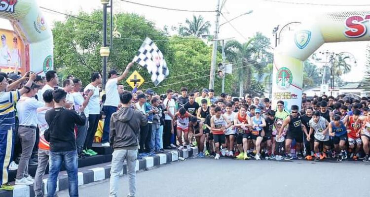 Wabup Ketapang, Farhan melepas peserta Ketapang Fun Run 5K di depan Kantor Bupati Ketapang. (Foto: Adi LC)
