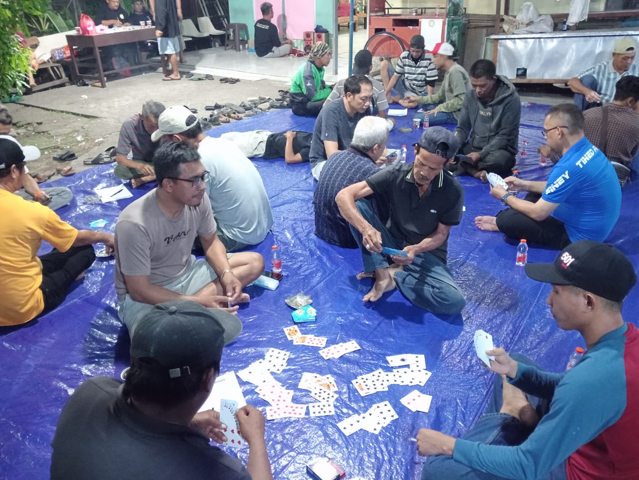 Turnamen remi box antar warga di Gang Widodo, Kecamatan Pontianak Selatan. (Foto: Jauhari)