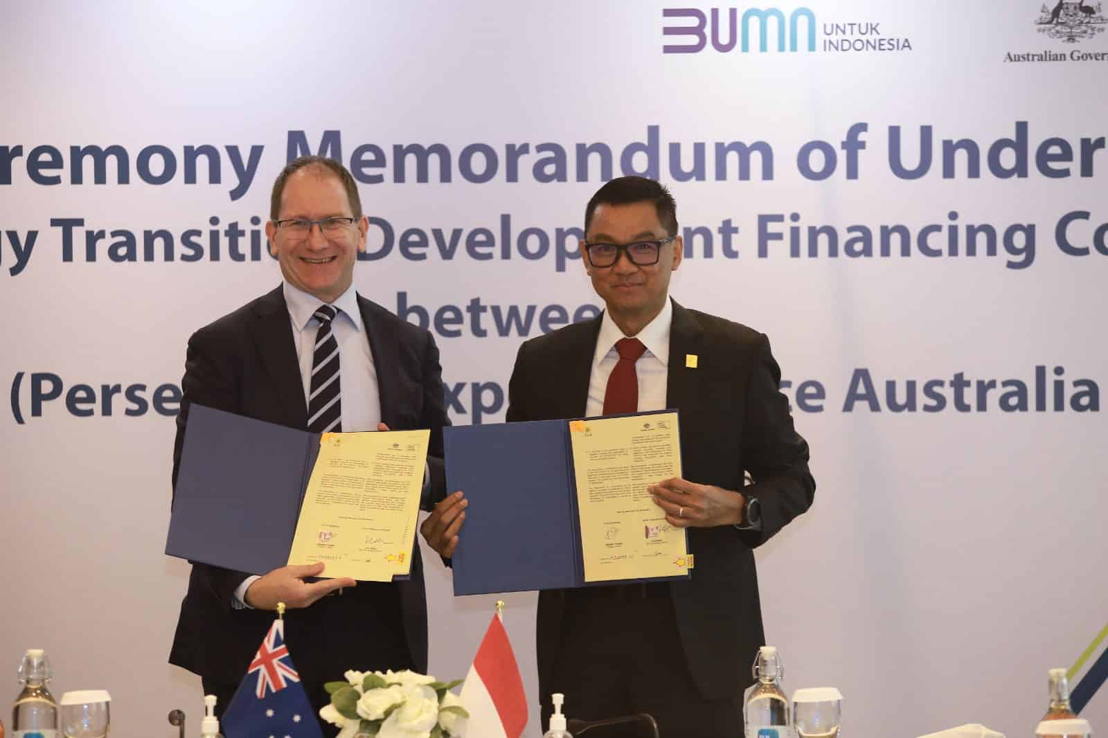 Komitmen bersama antara Direktur Utama PLN, Darmawan Prasodjo dan CEO Export Finance Australia (EFA), John Hopkins dalam mendukung transisi energi di Indonesia. (Foto: PT PLN)