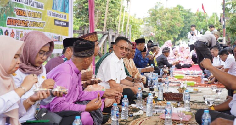 Wali Kota Pontianak, Edi Rusdi Kamtono dan masyarakat Banjar Serasan duduk berkumpul bersama mengikuti kegiatan Robo-robo. (Foto: Prokopim Pontianak)