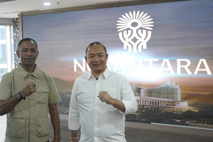 Sekda Ketapang, Alexander Wilyo foto bersama Deputi Pembangunan IKN, Thomas Umbu Pati, di Kantor Otorita IKN, Menara Mandiri, Jakarta. Selasa (12/09/2023). (Foto: Adi LC)