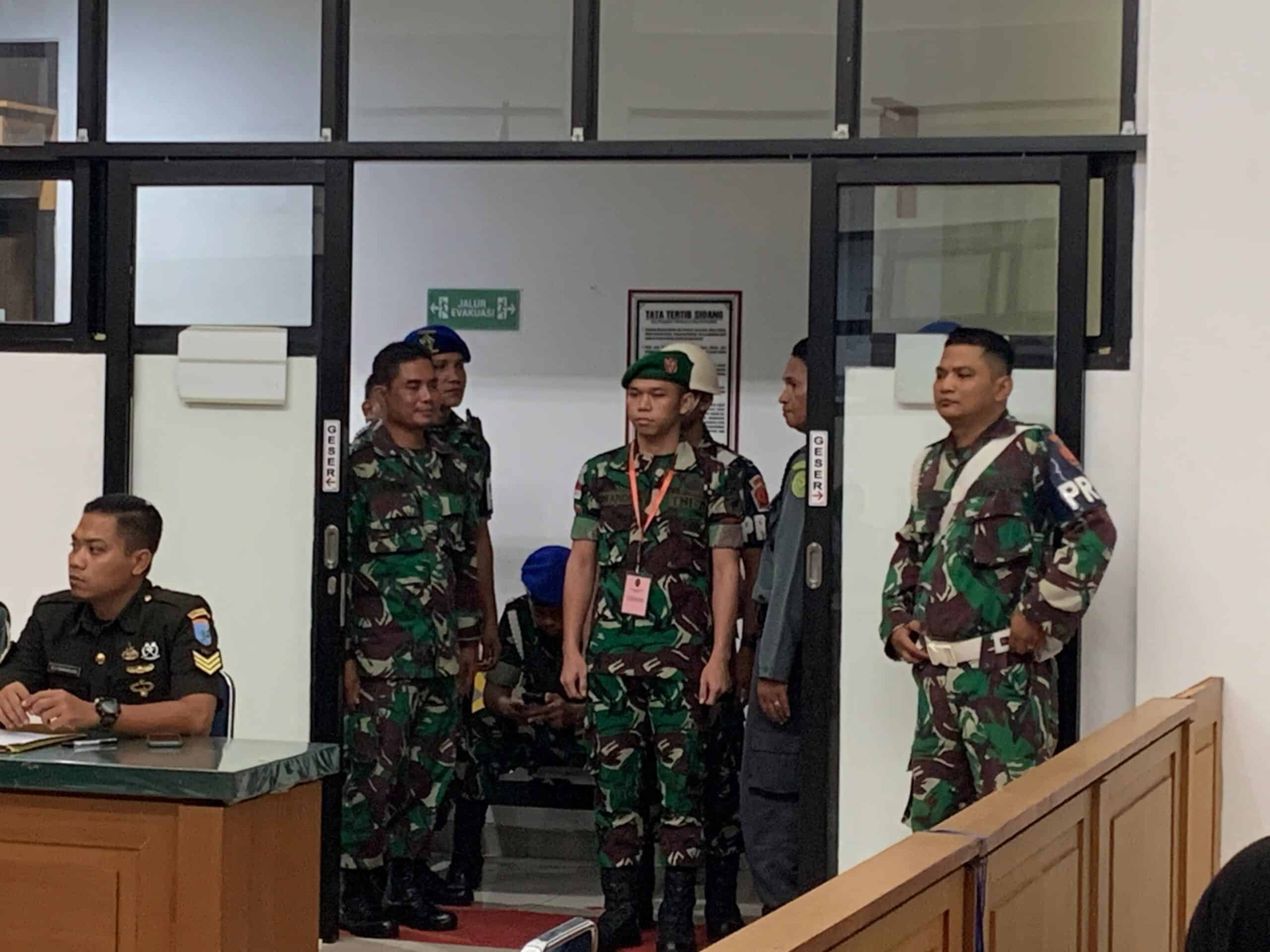 Sidang perdana kasus pembunuhan yang dilakukan oleh anggota TNI, Prada Yuwandi terhadap tunangannya Sri Mulyani. (Fota: Indri)