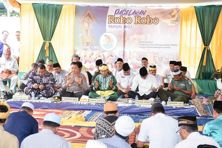 Wakil Bupati Ketapang, Farhan membuka pagelaran Seni Budaya Robo-Robo di Kelurahan Kauman, Kecamatan Benua Kayong, Rabu (13/09/2023). (Foto: Adi LC)