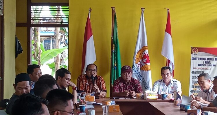 Rapat Koordinasi KONI bersama Disporapar dan ketua pengkab cabor Kapuas Hulu. (Foto: Ishaq/KalbarOnline.com)