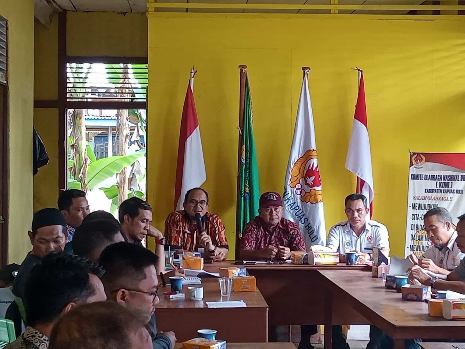 Rapat Koordinasi KONI bersama Disporapar dan ketua pengkab cabor Kapuas Hulu. (Foto: Ishaq/KalbarOnline.com)