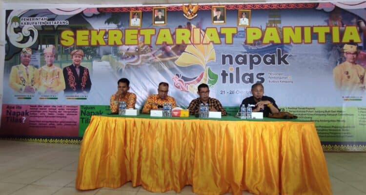 Ketua dan Panitia NapaK Tilas Ketapang saat menggelar jumpa pers di Sekretariat Panitia Napak Tilas, Kamis (14/9/2023) pagi. (Foto: Adi LC)