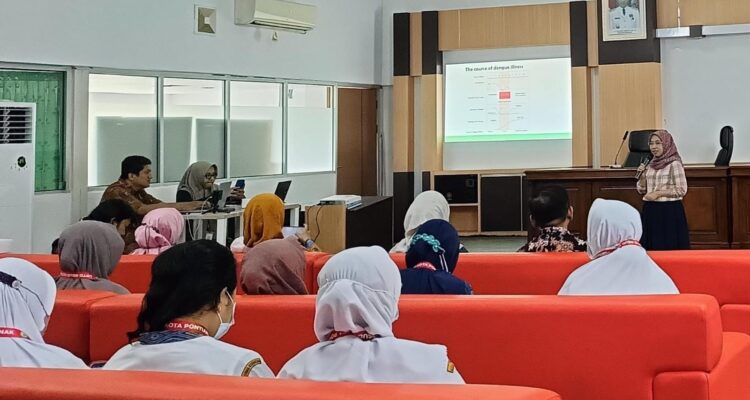 Rista Lestari tengah menyampaikan materi pelatihan bagi tenaga kesehatan di RSUD Sultan Syarif Mohamad Alkadrie Kota Pontianak. (Foto: Humas RSUD SSMA)