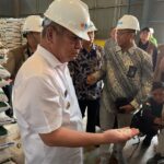 Pj Gubernur Kalbar, Harisson dan Kepala Bulog Kalbar, Bambang Prihatmoko meninjau langsung stok beras di Gudang Bulog, Jumat (15/9/2023). (Foto: Indri)