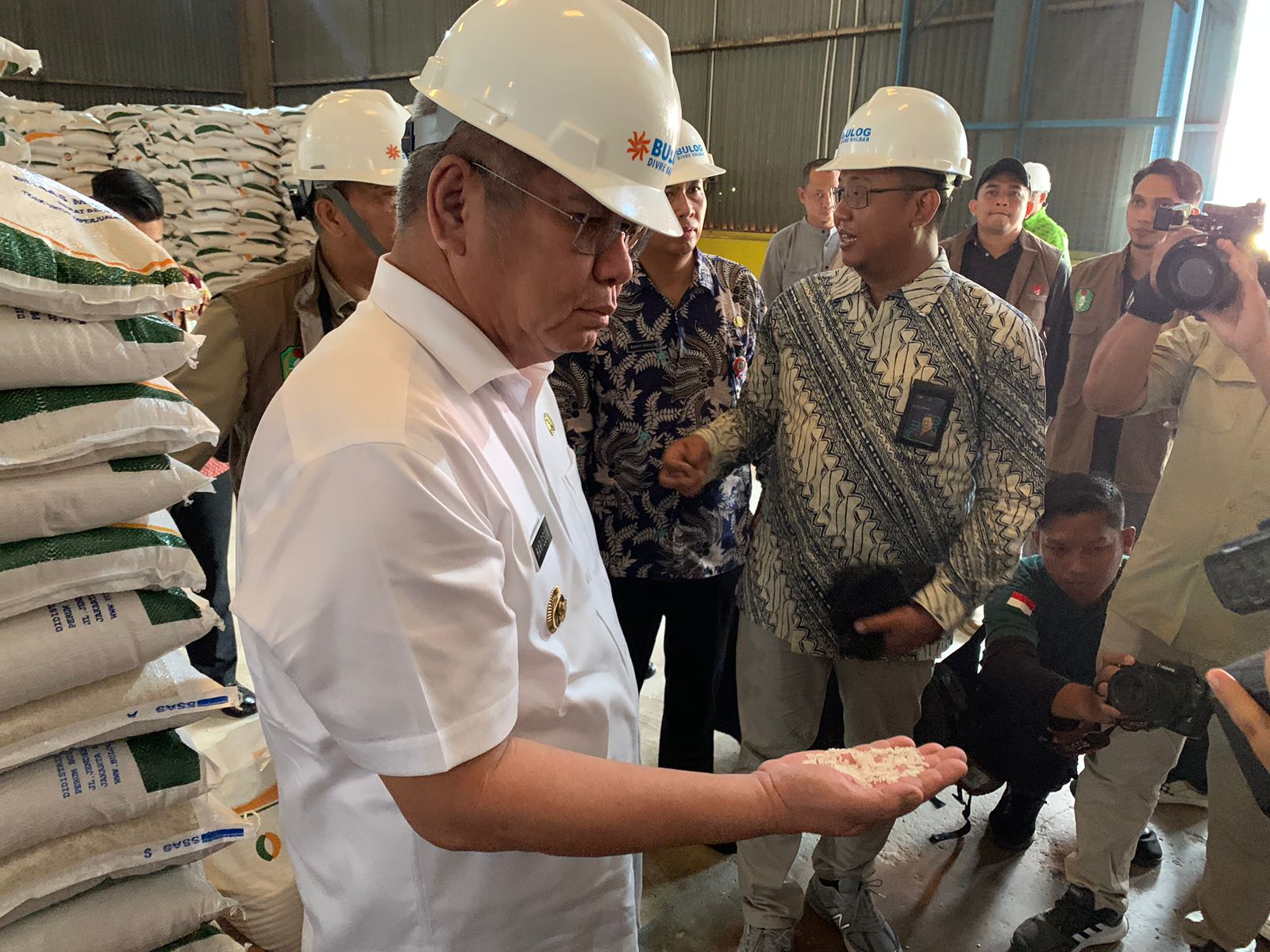 Pj Gubernur Kalbar, Harisson dan Kepala Bulog Kalbar, Bambang Prihatmoko meninjau langsung stok beras di Gudang Bulog, Jumat (15/9/2023). (Foto: Indri)